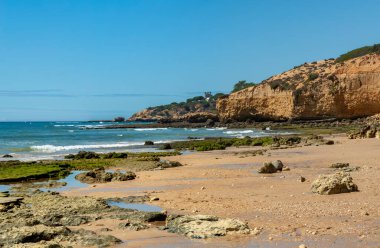 Albufeira, Algarve, Portekiz 'de kaya oluşumlu Maria Luisa plajı.