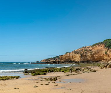 Albufeira, Algarve, Portekiz 'de kaya oluşumlu Maria Luisa plajı.
