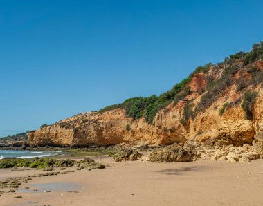 Albufeira, Algarve, Portekiz 'de kaya oluşumlu Maria Luisa plajı.