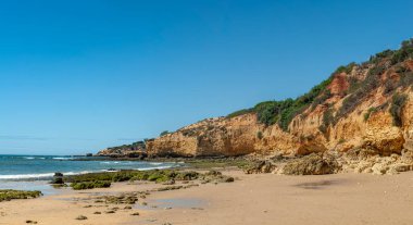 Albufeira, Algarve, Portekiz 'de kaya oluşumlu Maria Luisa plajı.