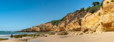 Albufeira, Algarve, Portekiz 'de kaya oluşumlu Maria Luisa plajı.