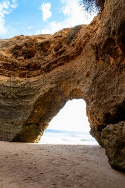 Albufeira, Algarve, Portekiz 'de kaya oluşumlu Maria Luisa plajı.