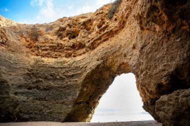 Albufeira, Algarve, Portekiz 'de kaya oluşumlu Maria Luisa plajı.