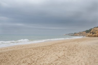 Albufeira, Algarve, Portekiz 'de kaya oluşumlu Maria Luisa plajı.