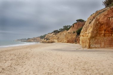 Albufeira, Algarve, Portekiz 'de kaya oluşumlu Maria Luisa plajı.