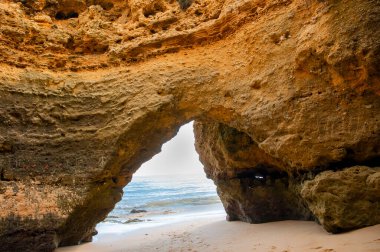 Albufeira, Algarve, Portekiz 'de kaya oluşumlu Maria Luisa plajı..
