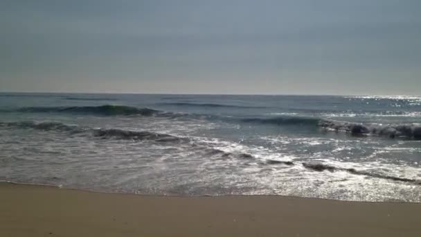 mořské vlny na písek
