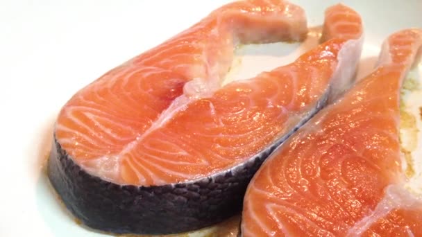 Bistecche di salmone su una griglia — Video Stock