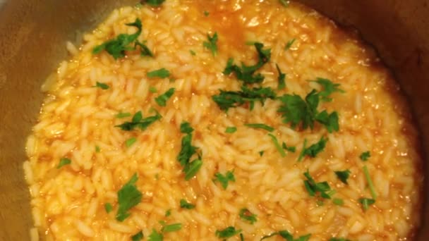 Tomaat rijst koken — Stockvideo