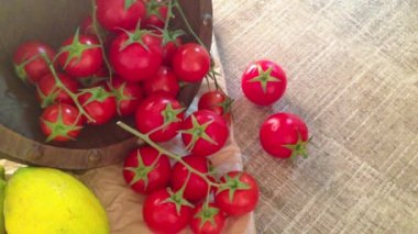 ıslak domates ve taze limon closeup