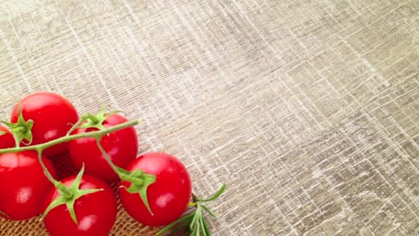 Close-up van bos van natte tomaten en rozemarijn — Stockvideo