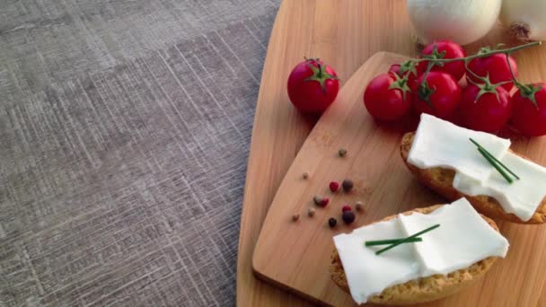 Knäckebröd med färskost, tomat, vit lök och peppar — Stockvideo