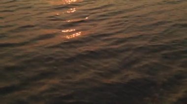 Nehirde gün doğumu