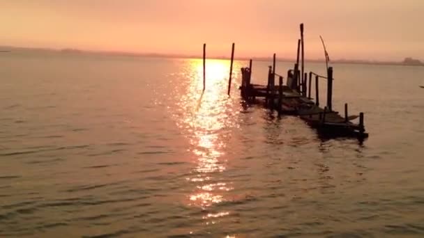 Схід сонця на річці — стокове відео