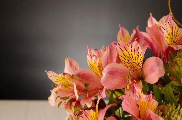 Bouquet of a beautiful alstroemeria flowers on wood — Stock Photo, Image