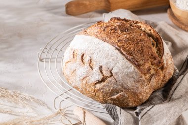 Taze zanaatkar fırınlanmış buğday ve çavdar ekmeği, köy ekmeği. Kahvaltıda basit ekmek.