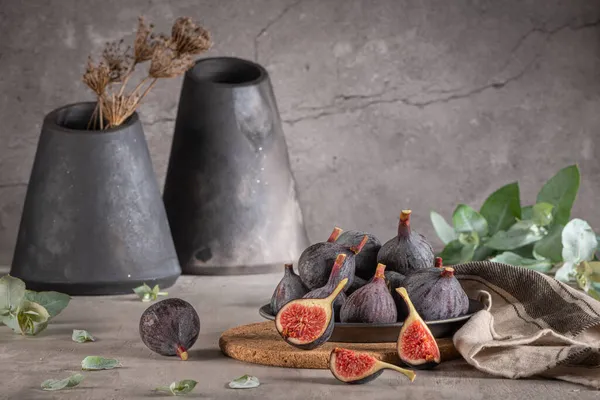 Figos Deliciosos Prato Bancada Cozinha Decorada Com Vasos Cerâmica Preta — Fotografia de Stock