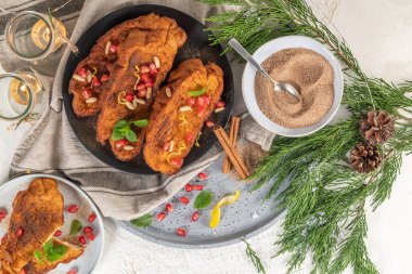 Limon, nar, çam fıstığı ve tarçınlı geleneksel Noel Tavşanadaları. İspanyol Torrijaları ya da Fransız tostları tezgahın üzerinde kapanıyor.