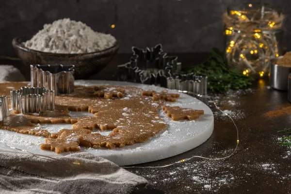 Making Christmas Gingerbread Cookies Raw Dough Shape Gingerbread Man Christmas — Stock Photo, Image