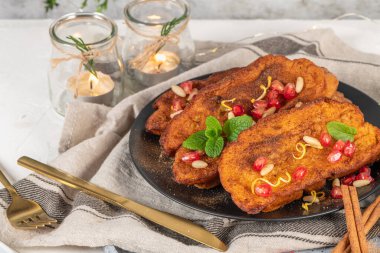 Limon, nar, çam fıstığı ve tarçınlı geleneksel Noel Tavşanadaları. İspanyol Torrijaları ya da Fransız tostları tezgahın üzerinde kapanıyor.