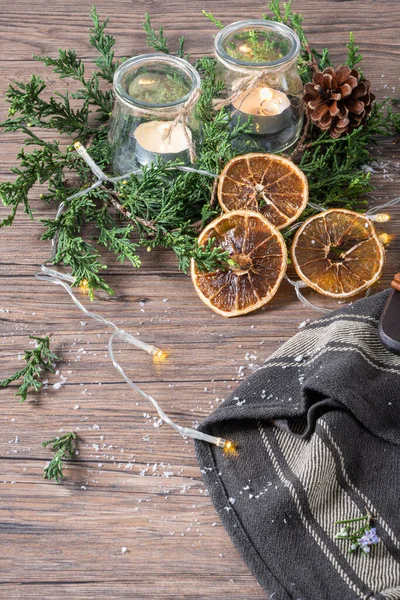 Achtergrond Voor Kerst Met Brandende Kaarsen Natuurlijke Decoratie Rustieke Houten — Stockfoto