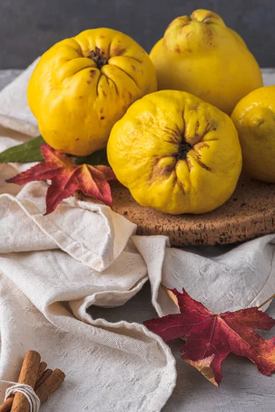 Reife Ganze Quitten Frisches Obst Zur Zubereitung Von Rezepten Mit — Stockfoto