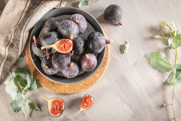 Figos Deliciosos Prato Bancada Cozinha Com Figos Prontos Para Comer — Fotografia de Stock