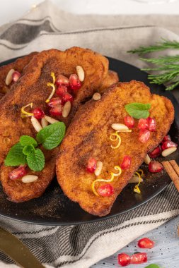 Limon, nar, çam fıstığı ve tarçınlı geleneksel Noel Tavşanadaları. İspanyol Torrijaları ya da Fransız tostları tezgahın üzerinde kapanıyor.