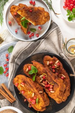 Limon, nar, çam fıstığı ve tarçınlı geleneksel Noel Tavşanadaları. İspanyol Torrijaları ya da Fransız tostları tezgahın üzerinde kapanıyor.