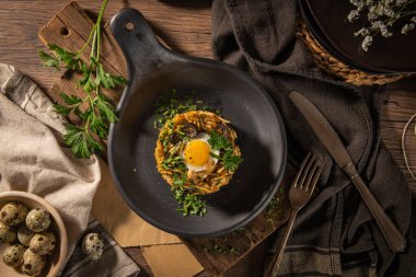Sao Lourenco Beech Ağaç Ormanı, patika yaprakları Kasım ayında sonbahar arka planında yere düşer, Manteigas, Serra da Estrela, Portekiz.