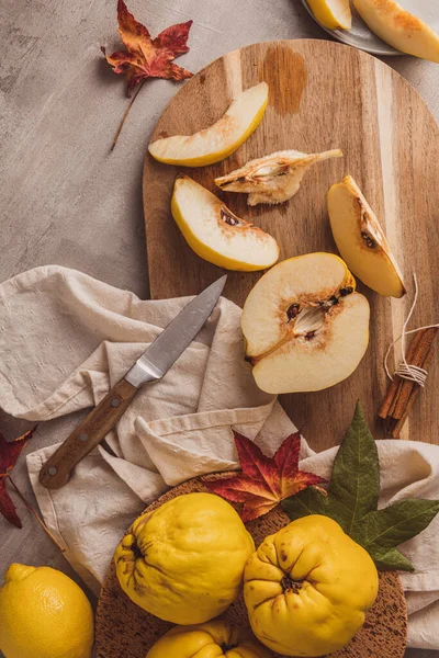 Ripe Whole Sliced Quinces Fresh Fruit Preparing Recipes Cinnamon Lemon — Stock Photo, Image