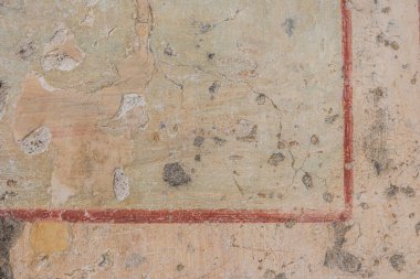 Eski boyanmış duvar dokusu grunge arkaplan olarak. Soyulmuş boyalı pembe duvar. Yakın plan..