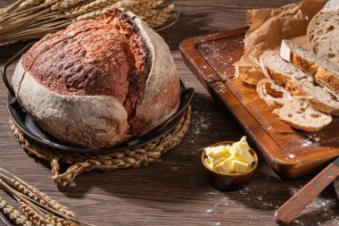 Taze zanaatkâr çıtır fırında pancar ekmeği. Çıtır buğday ve çavdar ekmeği. Kahvaltı için tereyağlı sade ekmek.