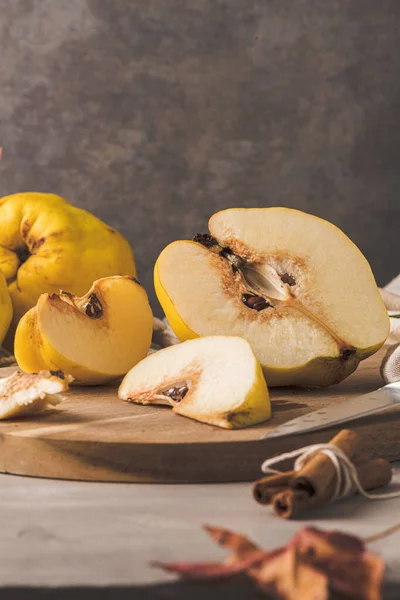 Marmelos Maduros Fatiados Fruta Fresca Para Preparar Receitas Com Canela — Fotografia de Stock