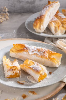 Tezgahta servis edilen tipik Portekiz tatlıları Pasteis de Vouzela. Yumurta kremalı filo pastası.