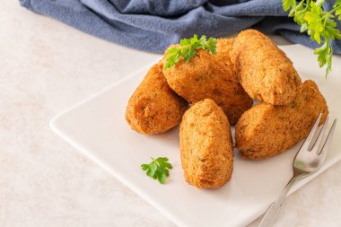 Bolinhos de bacalhau, Portekiz gastronomisiyle ünlüdür. Kızarmış köfte, morina köftesi, balık eti, tuzlu morina böreği, bacalao bunuelos..