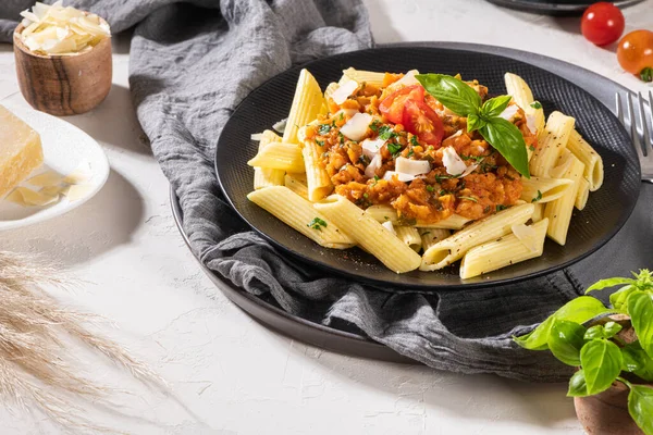 Chutné Chutné Klasické Italské Těstoviny Penne Vegetariánskou Čočkovou Boloňskou Omáčkou — Stock fotografie