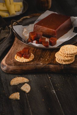 Ayva peyniri ya da marmelada ayva meyvesinin hamurundan yapılan tatlı, kalın bir jölemdir. Mutfak tezgahındaki krakerlerde marmelat. İspanya 'da Dulce de membrillo