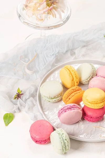 Bolos Macaroon Francês Coloridos Macaroons Com Flores Jasmim Fundo Mesa — Fotografia de Stock