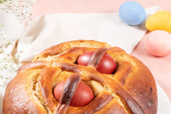 Portugese Traditionele Paastaart Folar Met Eieren Paastafel Bloesembloemen Kleurrijke Beschilderde — Stockfoto