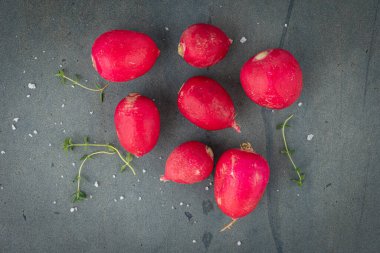 Kırsal çimento arka planında turp sürüsü. Uzayı kopyala Üst görünüm.