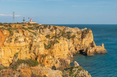 Lagos, Algarve, Portekiz 'deki Ponta da Piedade' deki deniz fenerine bakın..