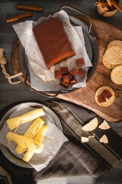 Ayva peyniri ya da marmelada ayva meyvesinin hamurundan yapılan tatlı, kalın bir jölemdir. Mutfak tezgahındaki krakerlerde marmelat. İspanya 'da Dulce de membrillo