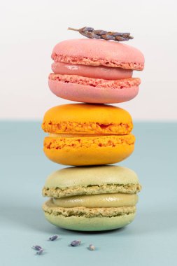 Turkuaz arka planda pasta ya da badem kurabiyeleri, pastel renkler, klasik kartlar.