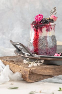 Böğürtlenli Chia pudingi ve cam kavanozlarda reçel. Sağlıklı beslenme, sağlıklı yaşam tarzı, diyet, fitness menüsü kavramı