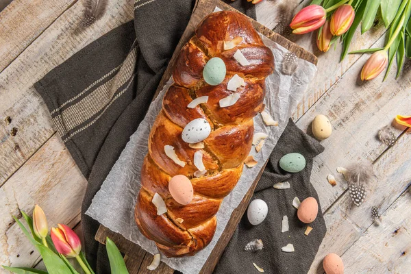 Tarta Pascua Tradicional Portuguesa Folar Con Huevos Mesa Pascua Tulipanes — Foto de Stock