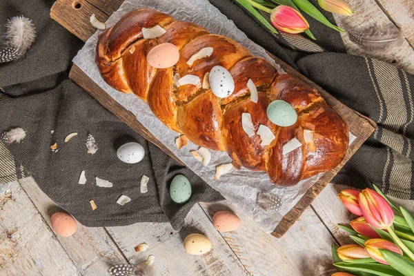 Portugese Traditionele Paastaart Folar Met Eieren Paastafel Bloesemtulpen Kleurrijke Beschilderde — Stockfoto