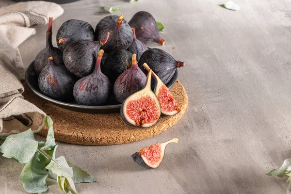 Figos Deliciosos Prato Bancada Cozinha Com Figos Prontos Para Comer — Fotografia de Stock