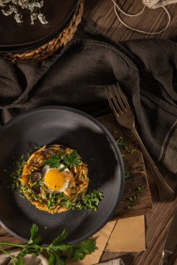 Portekiz mutfağı, Frango a sutyen. Geleneksel Portekiz yemekleri, soğanlı, sarımsaklı, maydanozlu, zeytinli, yumurtalı ve patates cipsli sotelenmiş tavuğa dayanır. Geleneksel sütyenli morina yemeğinin bir çeşidi..