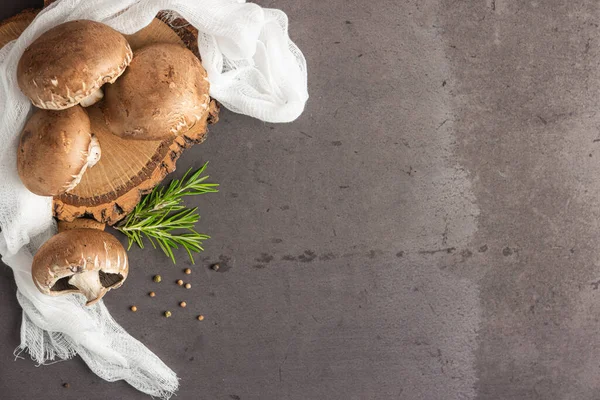 Verse Portobello Paddestoel Met Een Takje Rozemarijn Keukencoutertop Rustieke Stijl — Stockfoto